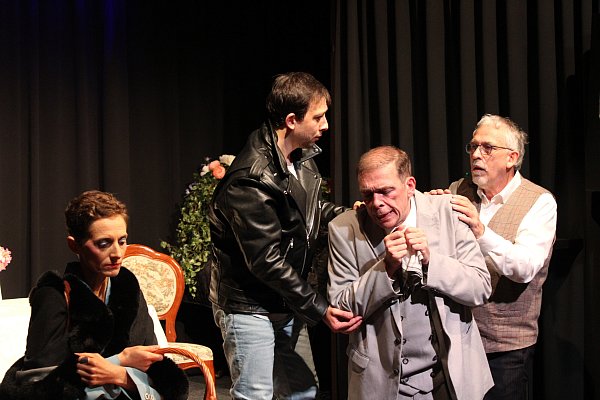 Regisseur Taylor (Carsten Schlussus, 2. v. r.) versucht auf der Paderborner Delenhaus-Bühne seine Darsteller Susanne Voß (v. l.), Bassel Hamoud und Erhard Schrebb mit allen Mitteln eines Schmierentheaters zum Bleiben zu Bewegen. - © Moritz Jülich