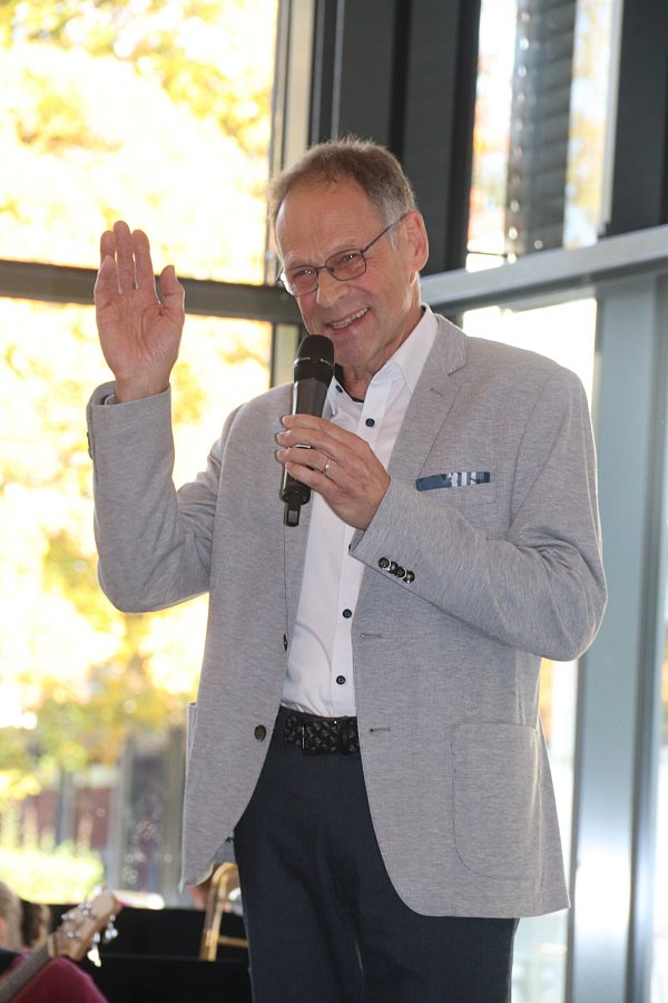Gerührt und erfreut: Preisträger Kristian Hoffmann. - © Knut Dinter