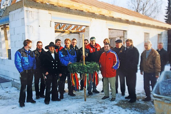 Richtfest: 1998 wurde das Klubhaus an der Gaudigstraße gebaut. Viele Hände packten mit an. - © Sarah Jonek Fotografie