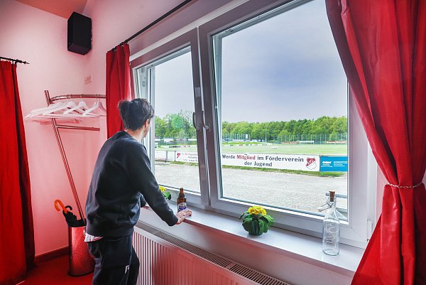 Sehnsucht: Carlo Kosok, VfL-Vorstandsvorsitzender, blickt auf den Theesener Rasen. - © Sarah Jonek Fotografie