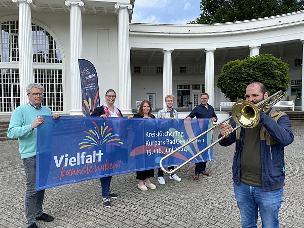 Kreiskantor József Opicz hat die Posaune parat. Mit ihm freuen sich auf den Kreiskirchentag: Pfarrer Torsten Willimczik (v. l.), Dorothea Goudefroy, Linda Stucke-Troks, Christopher Deppe und Kevin Potter. - © Nicole Sielermann