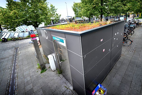 Permanentes Ärgernis: Die öffentliche Toilette vor dem Hauptbahnhof ist Treffpunkt der Fixerszene und oft verdreckt. - © Andreas Fruecht