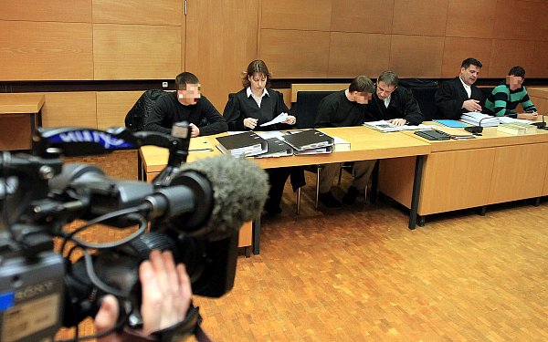 Die Medienaufmerksamkeit war riesig, als sich das Brandstifter-Trio vor dem Landgericht verantworten musste. - © Wolfgang Rudolf
