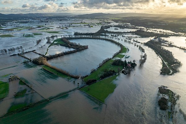 Hochwasser auf Höhe der Veltheimer Fähre - in Porta Westfalica sind die Pegel am zweiten Weihnachtsfeiertag weiter gestiegen. - © Michael Horst/Feuerwehr Porta Westfalica