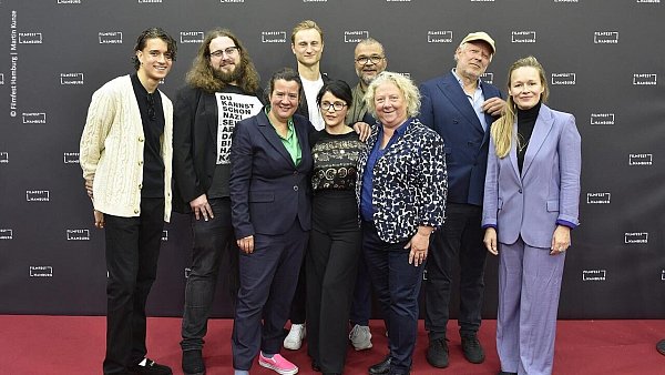 Nicolas Dinkel (2. v. l.) und die anderen Darsteller bei der Premiere des Borowski-Jubiläumstatort. - © Filmfest Hamburg/Martin Kunze