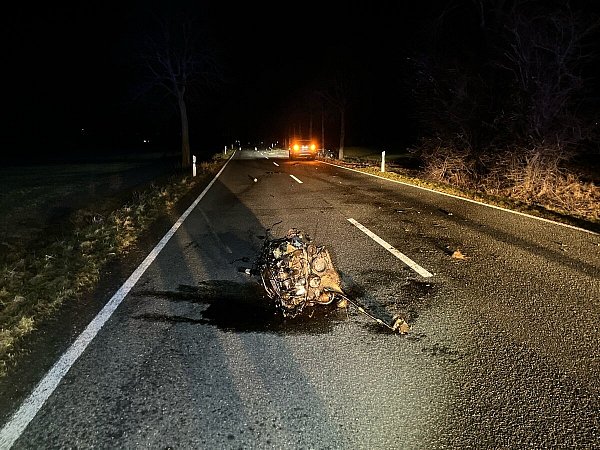 Der Motorblock des Pkw wurde auf die Fahrbahn geschleudert. - © Kreispolizeibehörde Paderborn