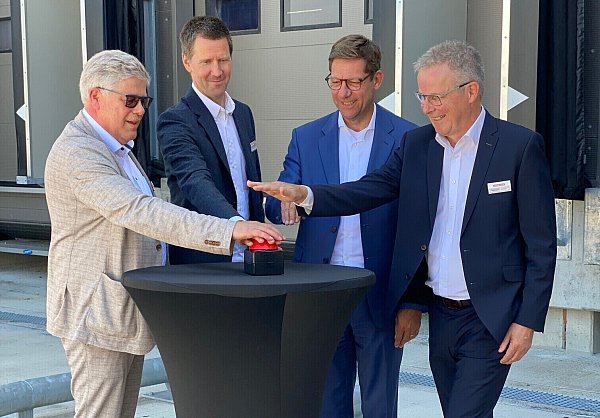 Michael Kugel (Geschäftsführer und Werksleiter von Bürger in Crailsheim, v.l.), Martin Bihlmaier (Inhaber-Geschäftsführer Bürger ), Carsten Taucke (CEO Nagel-Group) und Thomas Teuchert (Geschäftsführer Bürger). - © Nagel-Group