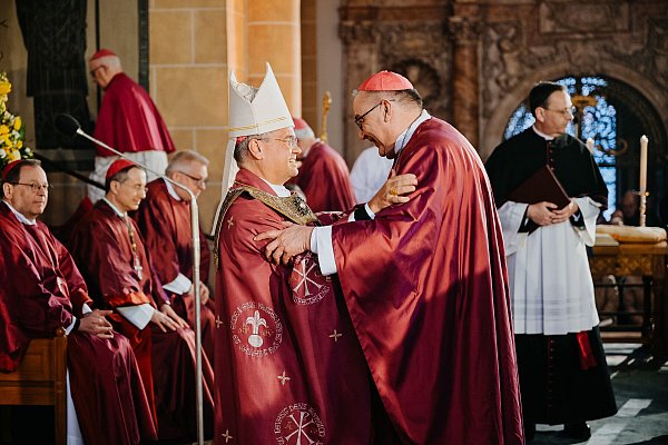 Bei der Amtseinführung von Erzbischof udo Markus Bentz im März 2024 tauscht Weihbischof Dominicus Meier OSB mit ihm den Friedensgruß. - © Besim Mazhiqi / Erzbistum Paderborn