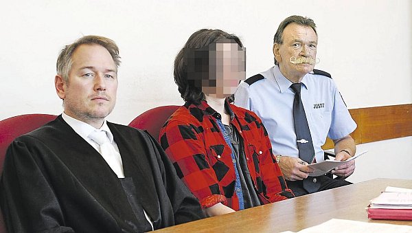 Der wegen Totschlags angeklagte Pascal L. sitzt zwischen seinem Verteidiger Carsten Ernst aus Bielefeld und dem Justizbeamten Reinhard Kleesiek. - © Gunter Held