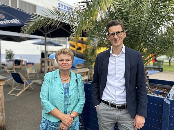 Silke Jostmeier und mit Florian Krutemeier bei den Feierlichkeiten zum Jubiläum. - © Systraplan