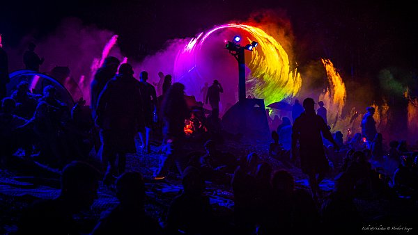Bunt und mystisch: Beim Wonderland-Festival auf dem Waldfriedengelände in Wehdem gibt es wunderbare Lichtinstallationen. - © Heribert-Seeger