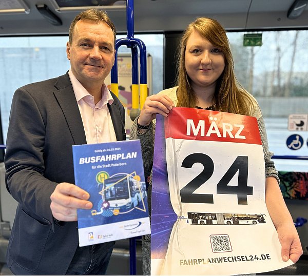 Padersprinter-Geschäftsführer Oliver Eikenberg und Maren Kosak präsentieren den Entwurf des neuen Fahrplanheftes, nach dem die Padersprinter-Busse ab dem 24. März unterwegs sein werden. - © Padersprinter
