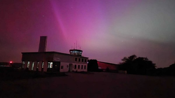 In der Nacht zu Samstag, 11. Mai, sind über dem Kreis Höxter Polarlichter zu sehen - wie hier über dem Flugplatz Höxter-Holzminden in Brenkhausen. - © Thomas Kube