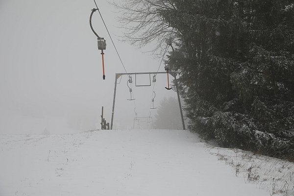 Ein stehender Skilift in Winterberg. - © Sascha Thelen