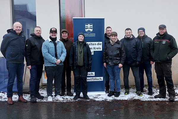 Bernhard Hoppe-Biermeyer (Landtagsabgeordneter), Dirk Kaiser (Kreistagsmitglied), Maximilian Vogel (Vorsitzender JU Lichtenau), Hubertus Fehring (ehem. Landtagsabgeordneter), Kathrin Krause (Vorsitzende JU-Kreisverband), Florian Dickgreber, Patrick Jungblut (Vorstand JU Lichtenau), Julian Fieseler und Jan Schumacher (Vorstand JU-Kreisverband Höxter) nehmen am Informationsnachmittag teil. - © Junge Union