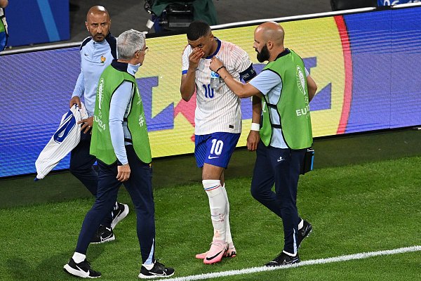 Mbappé hatte sich im ersten EM-Spiel gegen Österreich (1:0) einen Nasenbeinbruch zugezogen. - © dpa