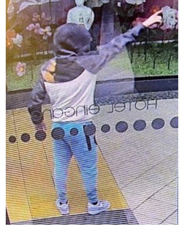 Überwachungskameras haben zwei der Männer bei ihrem Einbruch erfasst. Mit Hilfe der Bilder sucht die Polizei nun nach den Tätern. - © Corina Lass