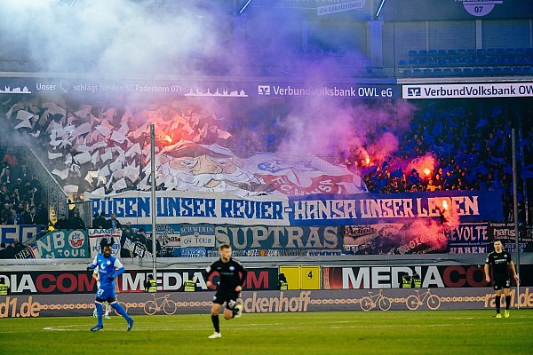 Die Rostocker Fans halten Banner mit der Aufschrift "Rügen unser Revier - Hansa unser Leben" und zünden Pyrotechnik. - © Besim Mazhiqi