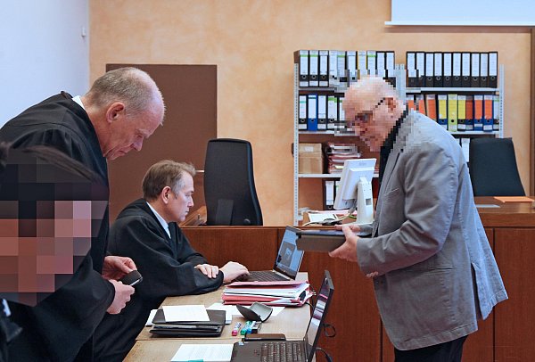 Der Führerscheinkönig vor der Verhandlung mit seinen Anwälten. - © Vera Gerstendorf-Welle