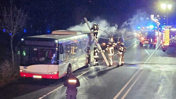 Einsatzkräfte des Löschzugs Buke löschen den brennenden Linienbus auf der Bundesstraße 64. - © Feuerwehr Altenbeken
