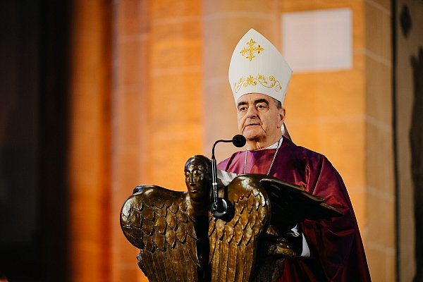 Der Apostolische Nuntius, Erzbischof Nikola Eterovic, kommt nach Paderborn, um Erzbischof Bentz das Pallium anzulegen, das im Juni von Papst Franziskus gesegnet wurde. - © Besim Mazhiqi / Erzbistum Paderborn