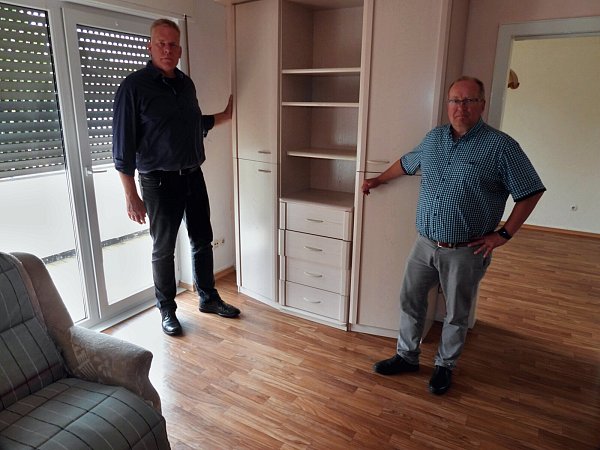 Schützenoberst Matthias Kemper (l.) und Brudermeister Conrad Möller in einer der beiden Wohnungen, die die Schützen übergangsweise Flutopfern mietfrei anbieten. - © Schützen Salzkotten