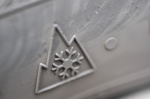 Nur noch allein Winterreifen mit dem Alpine-Symbol gelten ab Oktober 2024 als Winterreifen. - © dpa-tmn