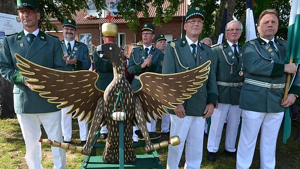 Eigentlich wollen die Neuenkirchener Schützen im Juli ein letztes Mal auf dem Markplatz feiern, finden mit den klagenden Anwohnern aber selbst dafür keinen ausreichenden Kompromiss. - © Birgit Vredenburg