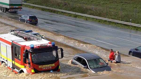 Die Autobahn 2 musste zwischen Beckum und Oelde (Kreis Warendorf) in Richtung Hannover gesperrt werden. - © Lametz Mauermann