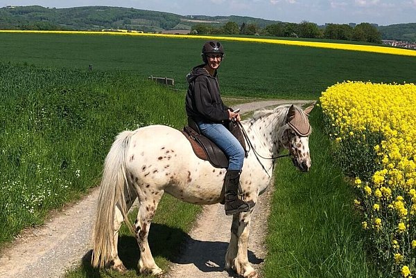 Nach ihrem Krankenhausaufenthalt freut sich Cornelia Hennig vor allem auf einen Ausritt mit Pony Joe. - © Monika Vogel, KLinikum Herford