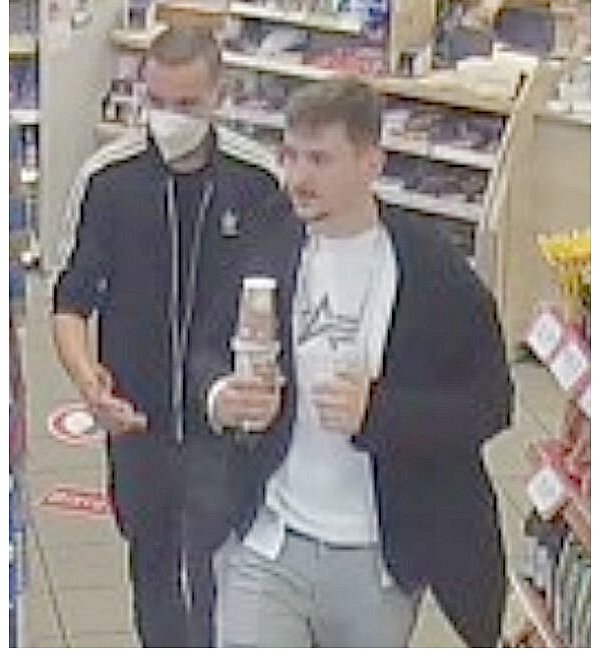 Die Paderborner Polizei fahndet mit Aufnahmen einer Überwachungskamera öffentlich nach zwei Verdächtigen. - © Polizei Paderborn