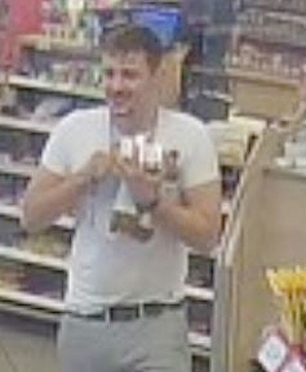 Die Paderborner Polizei fahndet mit Aufnahmen einer Überwachungskamera öffentlich nach zwei Verdächtigen. - © Polizei Paderborn