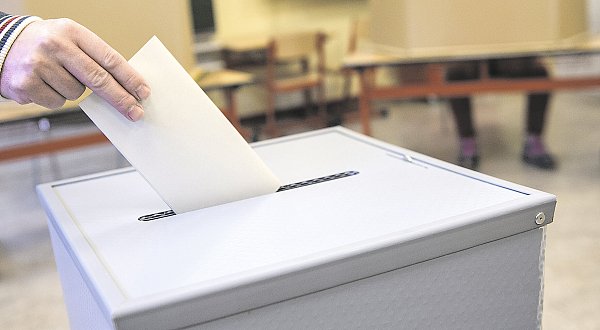 Oftmals befinden sich die Wahllokale in Schulen. Auch barrierefreies Wählen ist möglich. - © Silas Stein