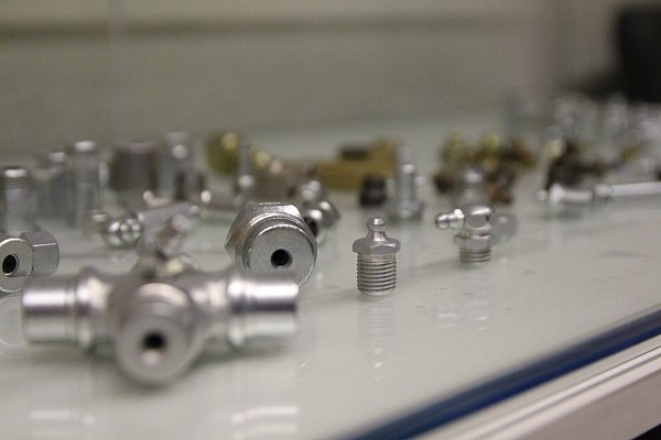 Die Firma Umeta stellt unter anderem Schmiernippel her. - © kophal