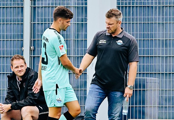 SCP-Coach Lukas Kwasniok mit seinem Innenverteidiger Marcel Hoffmeier, der wegen einer Armverletzung ausgewechselt werden musste. - © Besim Mazhiqi