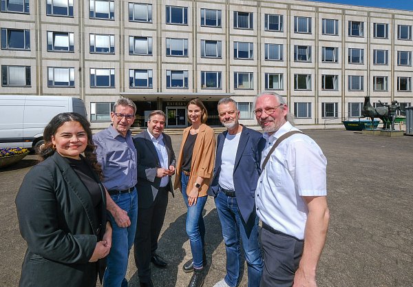 Projektmanagerin Aylin Keskin (v. l.), Bezirksamtsleiter Hans-Georg Hellermann, Vincenzo Copertino (stellv. Bezirksbürgermeister),Marei Asche und Andreas Bachmann (Planungsbüro Pesch) sowie Bezirksbürgermeister Jesco von Kuczkowski freuen sich, dass es endlich losgeht. - © Andreas Zobe