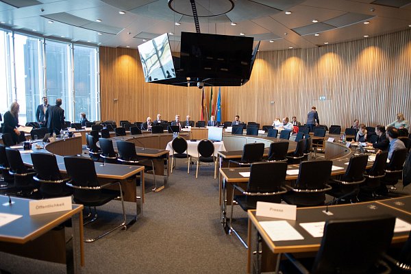 Der Untersuchungsausschuss will Fragen zum langjährigen Kindesmissbrauchsfall von Lügde aufklären. Doch die Aufklärungsarbeit ist schwierig. - © dpa