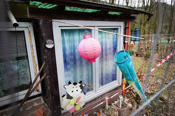 Hinter einem Zaun und Polizeiabsperrband ist ein Lampion und ein Windspiel auf dem Campingplatz Eichwald zu sehen. Auf dem Campingplatz in Lügde-Elbrinxen im Kreis Lippe wurden Kinder hundertfach missbraucht. - © dpa