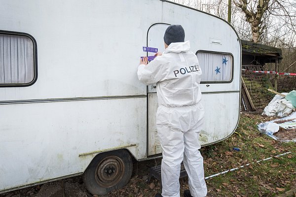 Ein Beamter des Landeskriminalamtes steht vor einem Wohnwagen auf dem Campingplatz. Im Skandal um verschwundene Beweisstücke sind Sonderermittler im Einsatz. - © dpa
