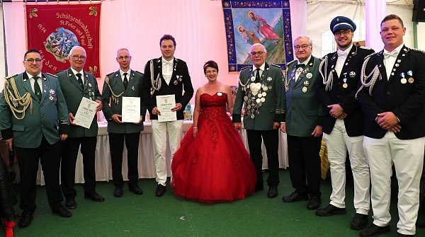 Altschützenoberst Paul Elsing (v. l.), Josef Weber, Ansgar Krawinkel, Mario Schoppmeier, Gudrun und Hans-Jürgen Krause (Königspaar 2024/25), Ehrenbezirksgeschäftsführer Heinrich Behler, Schriftführer Tobias Schwarze und Jungschützenoberst Kris Remmert. - © Schützenbruderschaft Vörden