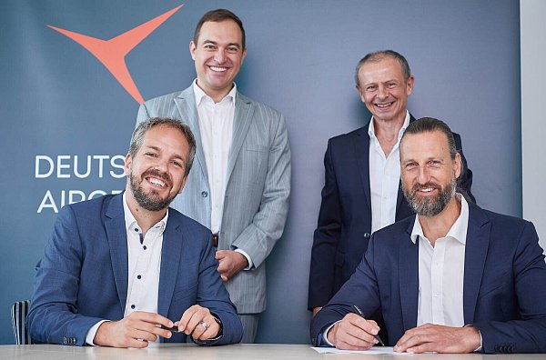 Vertragsunterzeichnung: Nico Neumann (v. l.), Maximilian Fahr (beide Deutsche Aircraft GmbH), Robert Palaic und Christian Howe (beide Heggemann AG). - © Lukas Barth-Tuttas