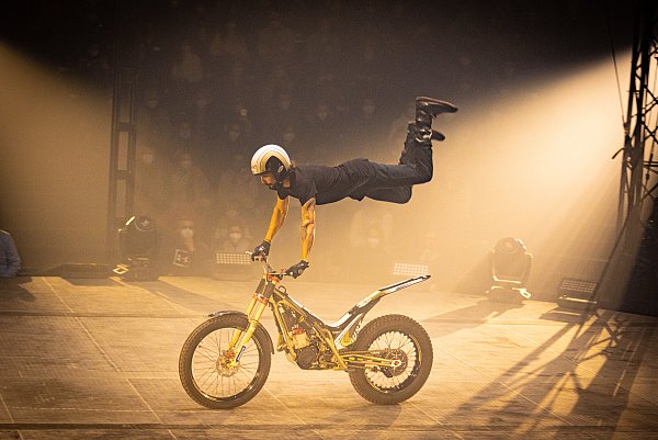 Für Groß und Klein: Spannende Tricks und unglaubliche Choreographien im Circus Flic Flac. - © Mike-Dennis Mueller/www.mdm.photo