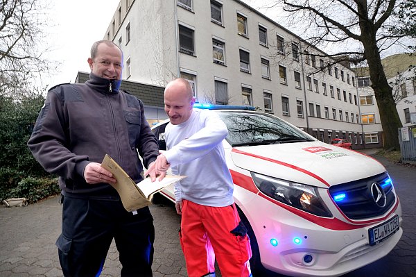 Jede Fahrt wird protokolliert: Rettungsdienstleiter Andreas Pollmeier (links) und "Testpilot" Peter Wartmann halten alle Einzelheiten fest. Stationiert ist der e-Einsatzwagen am Klinikum Gütersloh. - © Andreas Frücht