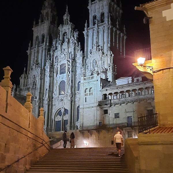 Bei Nacht: Die imposante Kathedrale in Santiago de Compostela - © Susanne Reuter