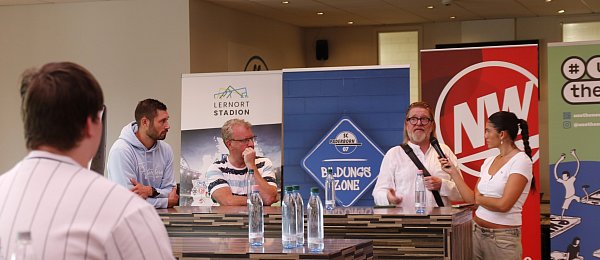 Diskutierten mit Influencerin Jeannie Wagner (rechts) über Fake News: Christian Strohdiek (v.l.n.r.), NW-Redakteur Frank Beineke und stellvertretender NW-Chefredakteur Carsten Heil. - © Henrike Buschmann