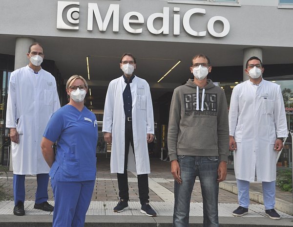 Torsten Meier, Tobias Gaska und Oberarzt Muhannad Darkazanli (v.l.) haben Michael Hansmeier behandelt. Fachkrankenpflegerin Sabrina Gockel war auf der Intensivstation für den Patienten da. - © Brüderkrankenhaus