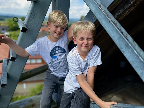 Mio und Mats Stallmann dürfen zusammen mit Klaus Hagedorn auf der Mühle über die Dächer Hücker-Aschens schauen. - © Danielle Dörsing