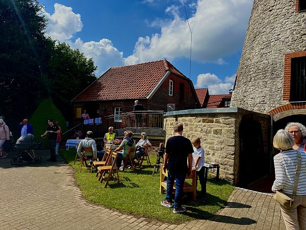 Auf dem Mühlenhof tummelten sich große und kleine Besucherinnen und Besucher. - © Danielle Dörsing
