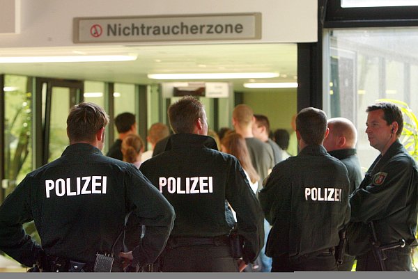 Der Prozess zum Oberseemord musste damals aufgrund wiederholter Tumulte von Bereitschaftskräften der Polizei geschützt werden. - © Andreas Zobe