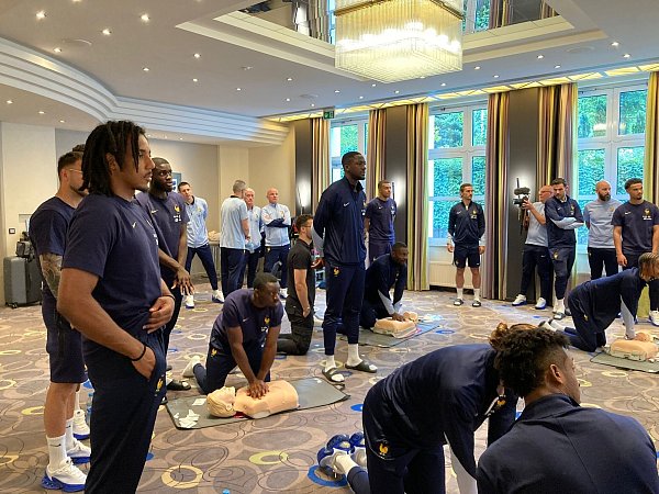 Die französischen Stars beim Training der anderen Art: Antoine Griezmann, Kylian Mbappé, Kingsley Coman, Dayot Upamecano und Teamkollegen üben an Puppen Wiederbelebung. - © Huth/Horstmann